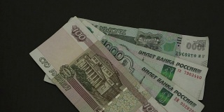 面额为100和1000卢布的钞票