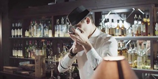 20岁的调酒师在夜间酒吧准备鸡尾酒