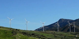 风力涡轮机的能量在山上移动