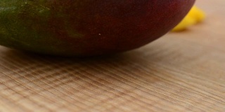 芒果片放在木板上。