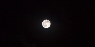 夜晚的月亮和快黑的云