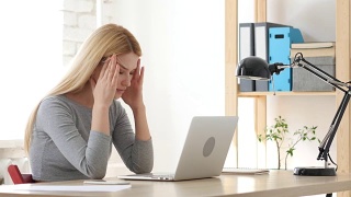 职场女性头痛、工作压力大视频素材模板下载