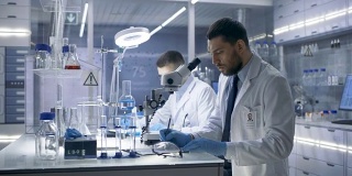在一个现代实验室里，两位科学家进行实验。首席研究科学家告诉他的助手他在显微镜下看到的结果。