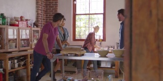 五个朋友站在厨房里喝咖啡，用R3D拍摄