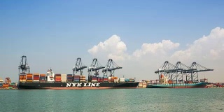 集装箱货物在利姆查邦工业海港和货轮中转期间货物