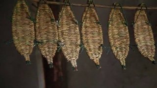亚洲祖母在家里做传统的草鞋视频素材模板下载