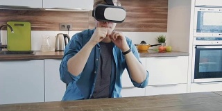 一个年轻人用虚拟现实头盔玩格斗游戏
