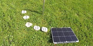 太阳能电池板与日晷时间流逝