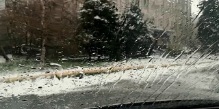 透过汽车挡风玻璃的加热细丝观看飘落的雪花，景深较浅