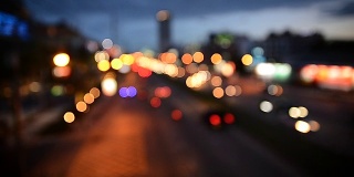 摘要模糊车灯为傍晚时分的道路交通提供了便利