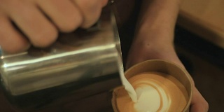 咖啡师在咖啡上画心形
