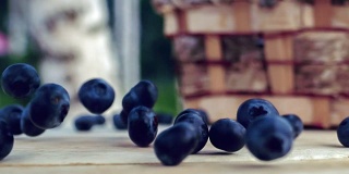 蓝莓落在木桌上