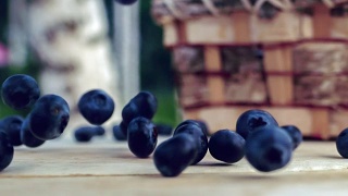 蓝莓落在木桌上视频素材模板下载