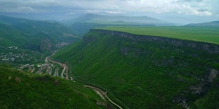 无人机拍摄了美丽的绿色峡谷和高原在亚美尼亚。4K