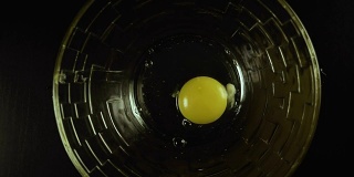 把鸡蛋打到一个碗里，放在桌面上。缓慢的莫