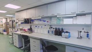 制药实验室房间。空药房实验室的稳定镜头视频素材模板下载