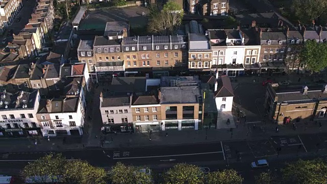 鸟瞰图飞过市中心的城市街道伦敦
