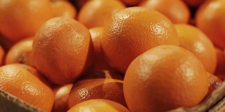 新鲜的橙子放在超市的篮子里，从有机农场挑选或从超市购买。有选择性的重点。特写镜头