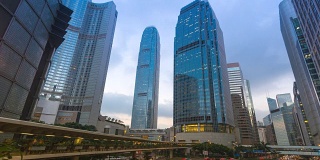 4K时间推移的商务区概念-交通路线的城市景观现代办公大楼在香港中环。市中心城市天际线上的车灯轨迹。