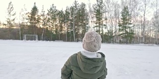 冬季雪橇男孩的追踪