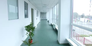 Pov的行走实验室走廊。实验室走廊的稳定凸轮镜头