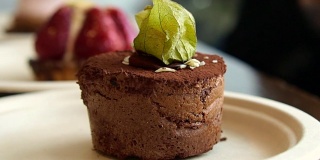 三个蛋糕在不同的焦点。熔岩巧克力蛋糕，草莓挞和奶油覆盆子烘焙