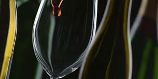 红酒倒酒瓶和黑色背景的慢动作镜头