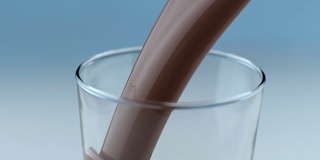 巧克力牛奶的倒入和溅在慢动作