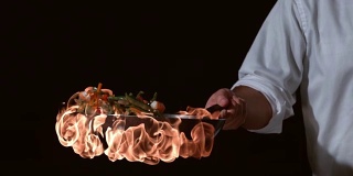 厨师用火焰炒的慢镜头