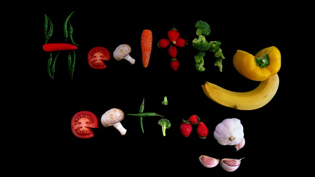 健康饮食动画背景与新鲜的草莓，胡萝卜和蘑菇。有趣的定格动画与漂亮的设计艺术品制作的蔬菜