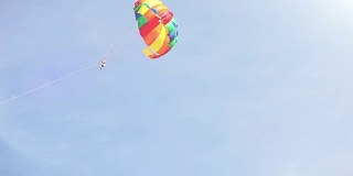 一艘船拖着五彩缤纷的降落伞在空中飞行
