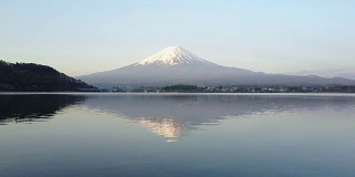在晴朗晴朗的一天，从川口湖无人机拍摄的富士山