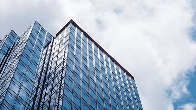办公大楼和云层反射4K近距离拍摄