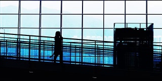 日落剪影的通勤者在机场。
