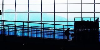 日落剪影的通勤者在机场。