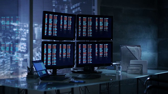 交易员在他的办公桌前开始处理显示在多个显示器上的数字。