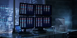交易员在他的办公桌前开始处理显示在多个显示器上的数字。