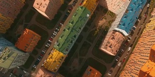 俯视图在一个欧洲城市舒适舒适的彩色建筑4K超高清天线