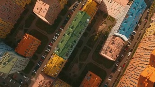 俯视图在一个欧洲城市舒适舒适的彩色建筑4K超高清天线视频素材模板下载