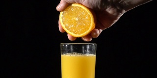 人们的手把橙汁挤在杯子里，慢吞吞的
