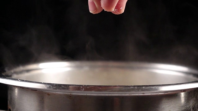 金属锅中加入盐到沸水中，慢动作