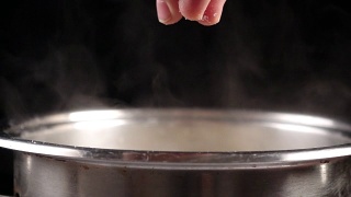 金属锅中加入盐到沸水中，慢动作视频素材模板下载