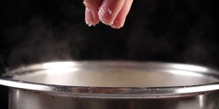 锅内沸水加入盐，慢动作