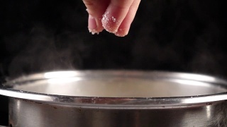 锅内沸水加入盐，慢动作视频素材模板下载