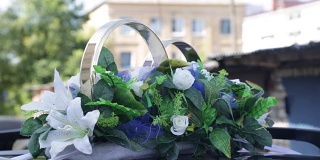 婚礼花束躺在车上。漂亮的花束。结婚的那一天。夏天的一天。花