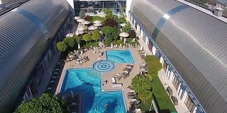 酒店的大片区域有蓝色的游泳池