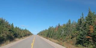 特写:越野车沿着空旷的高速公路通过加拿大的边远地区