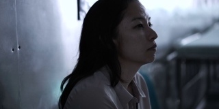 一个亚洲女人独自坐在医院里。担心和焦虑从想到坏消息4K