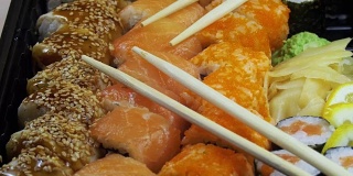 用筷子旋转的日本寿司卷