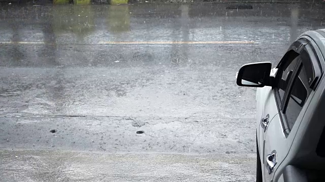 汽车行驶时雨滴在道路上的慢动作